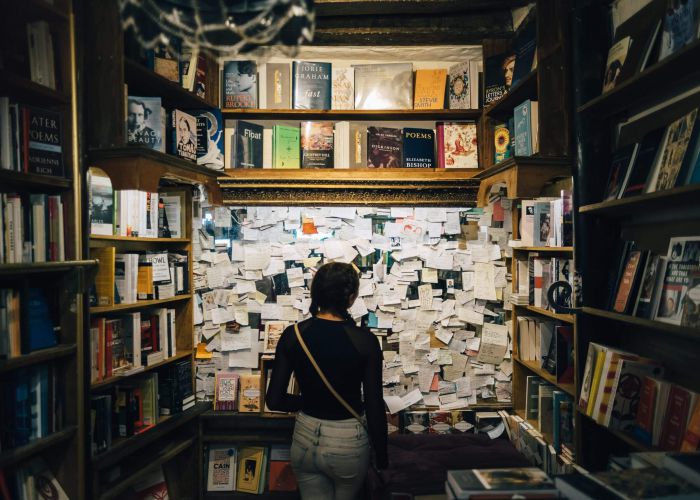 Junge Frau in einem Buchladen in Paris Foto von Brandon Lopez via unsplash.com