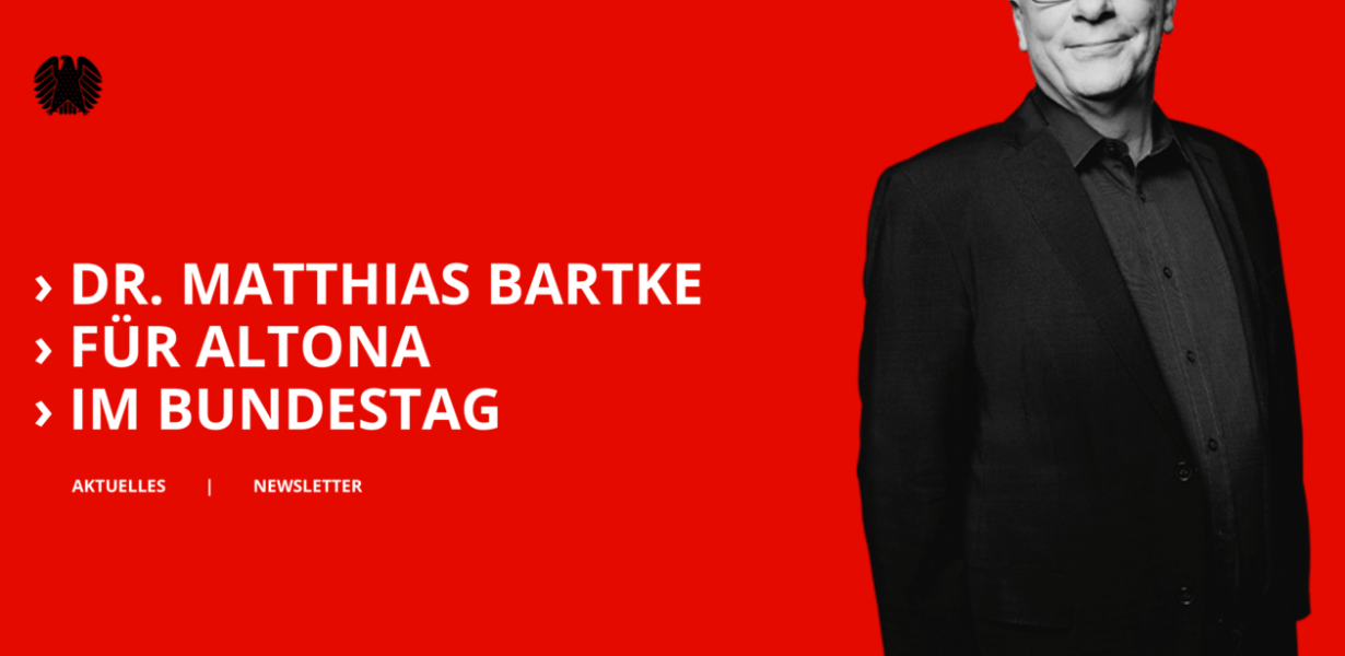 Dr. Matthias Bartke, SPD-Bundestagsabgeordneter für Altona in Anzug vor rotem Hintergrund