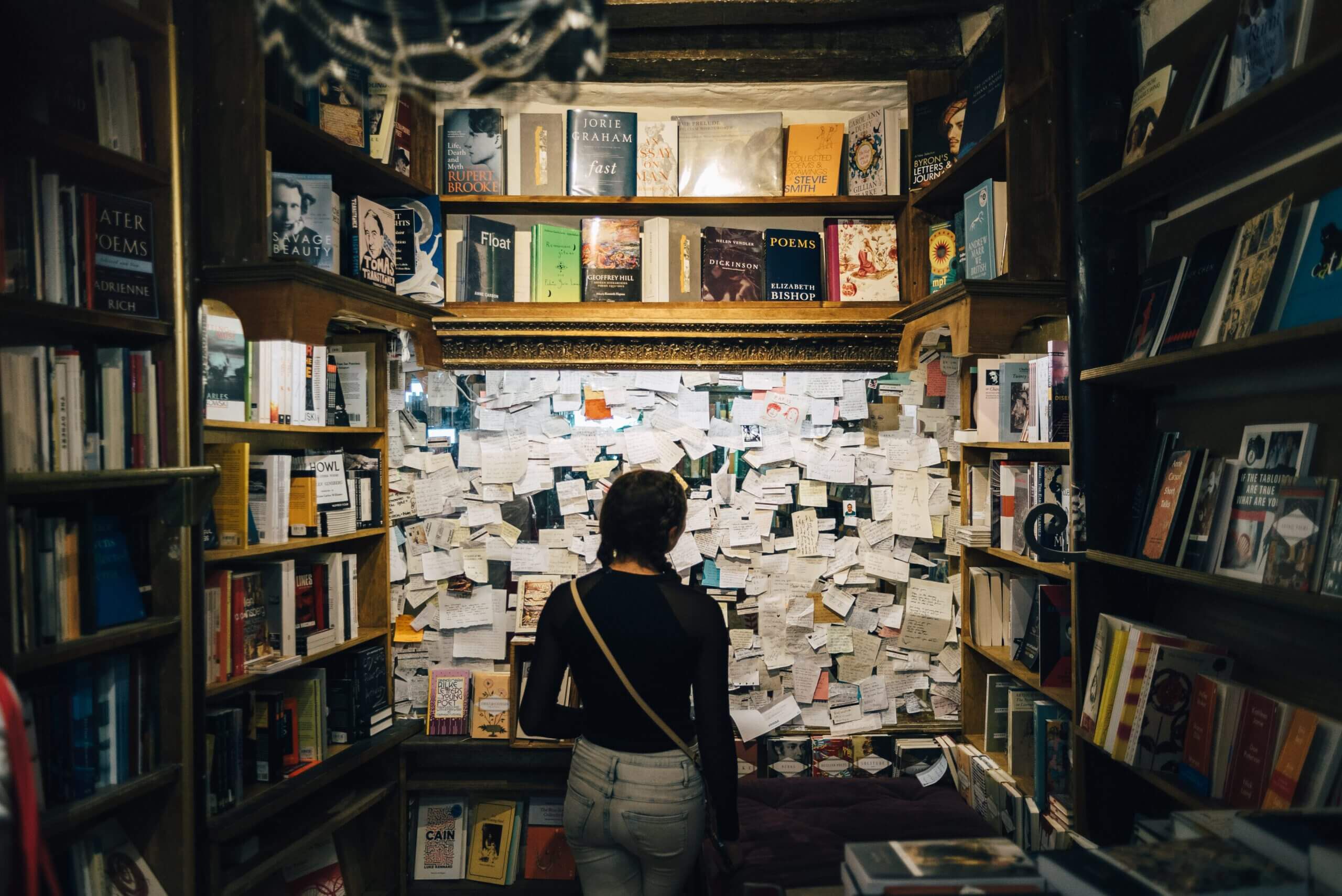 Junge Frau in einem Buchladen in Paris Foto von Brandon Lopez via unsplash.com