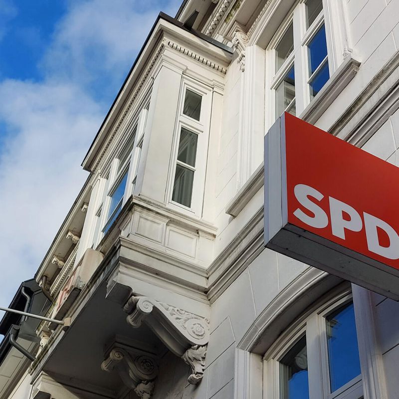 Blick schräg von unten auf das SPD Logo des Max-Brauer-Hauses, die Geschäftsstelle der SPD Altona