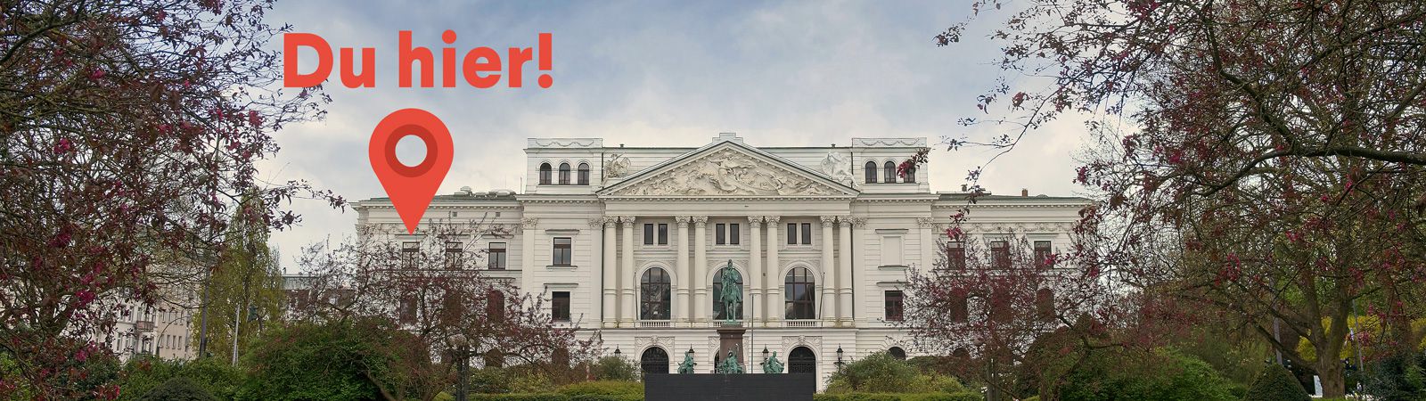 Rathaus Altona mit dem Label "Du hier!" am Fenster des Büros der Bezirksamtsleitung