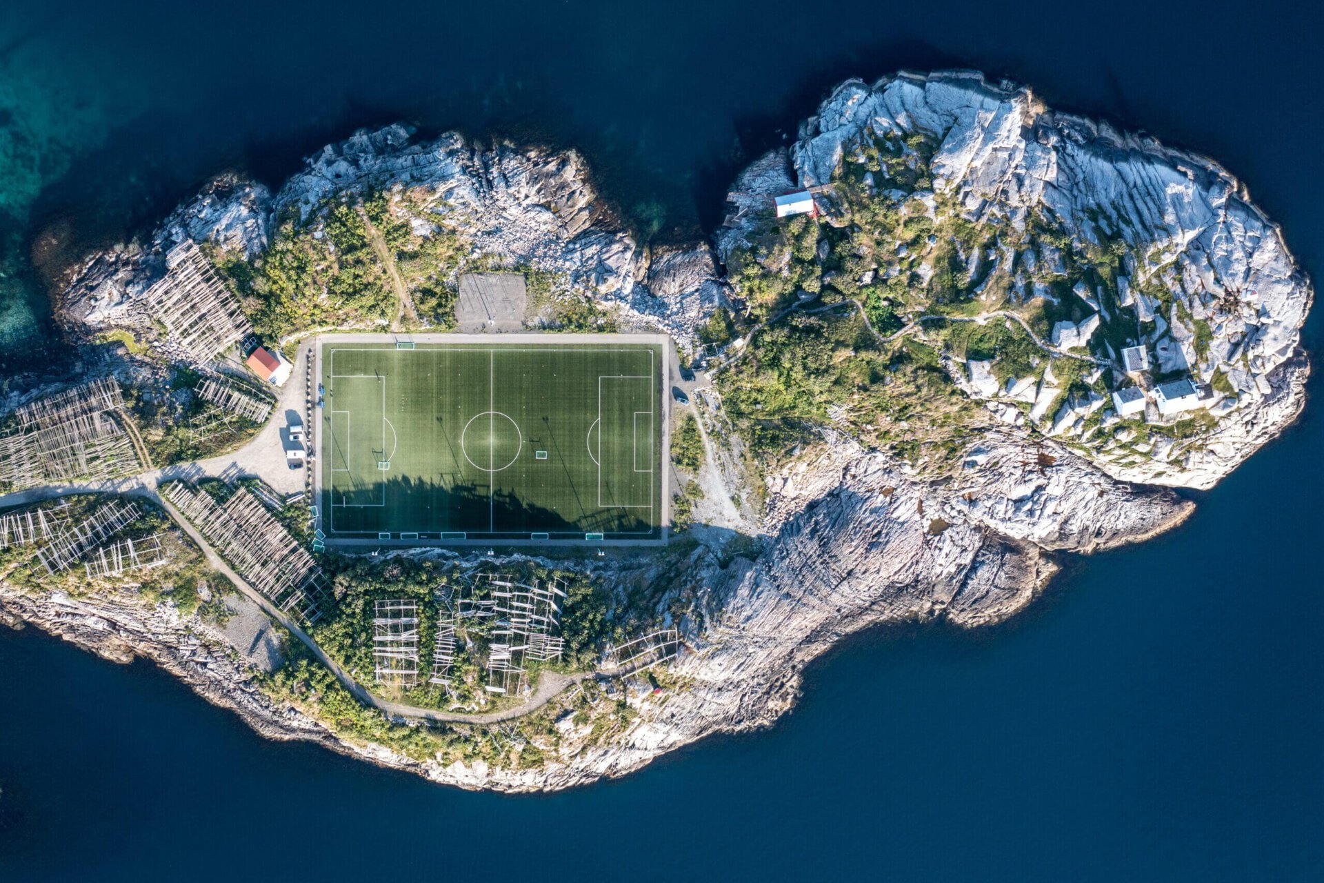 Die norwegische Insel Henningsvær von oben fotografiert, ein Foto von Matthew via unsplash.com