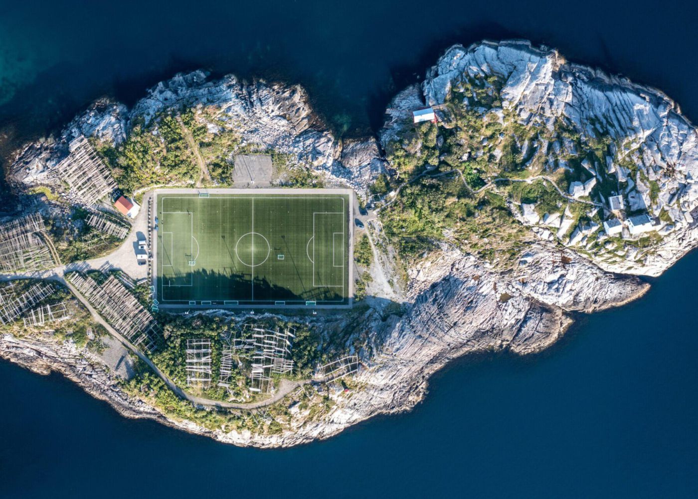 Die norwegische Insel Henningsvær von oben fotografiert, ein Foto von Matthew via unsplash.com