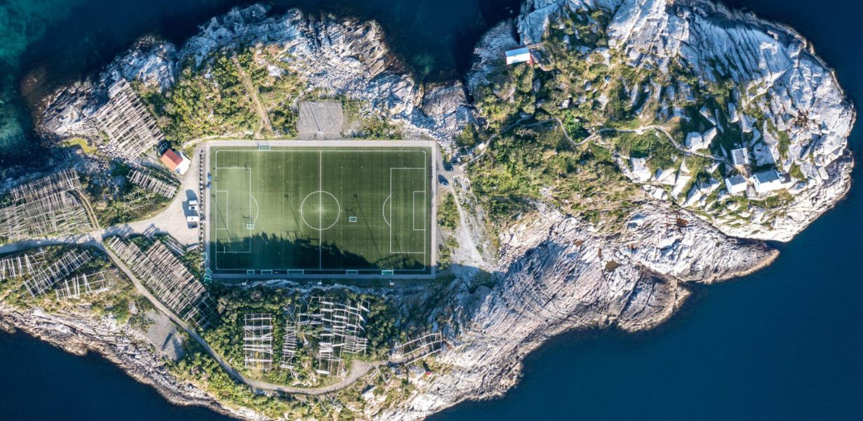 Die norwegische Insel Henningsvær von oben fotografiert, ein Foto von Matthew via unsplash.com