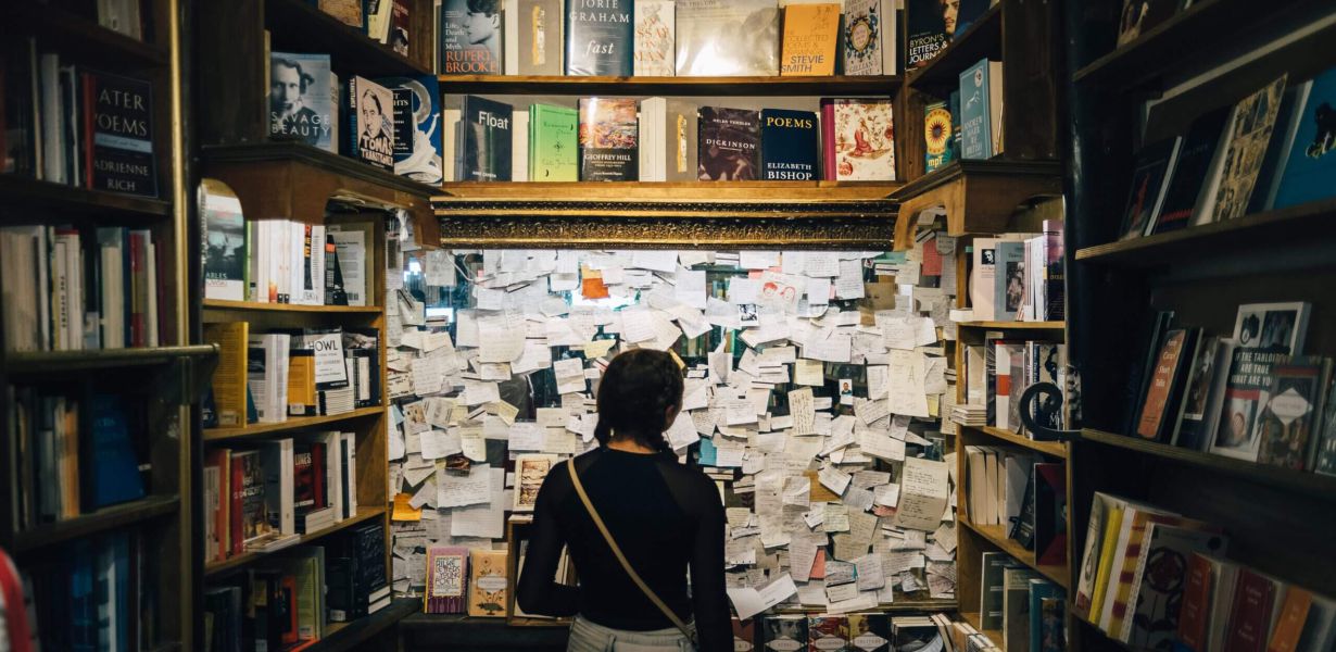 Junge Frau in einem Buchladen in Paris Foto von Brandon Lopez via unsplash.com