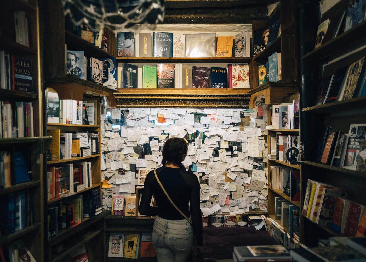 Junge Frau in einem Buchladen in Paris Foto von Brandon Lopez via unsplash.com