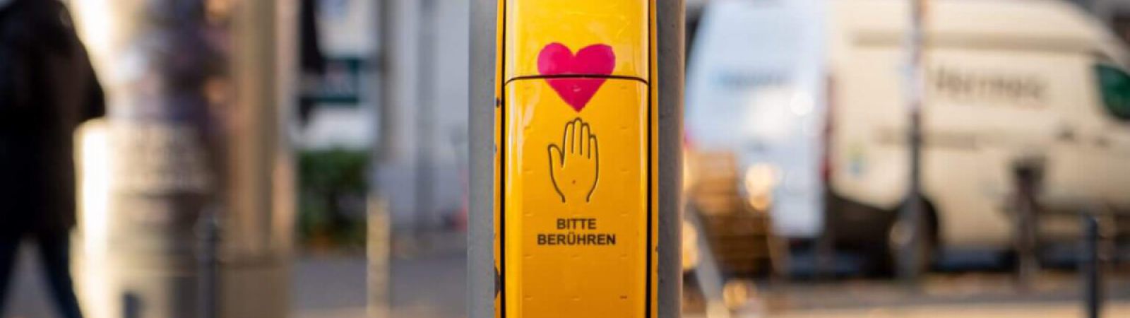 Gelbes Ampelkästchen mit Herz und Aufschrift "Bitte berühren"