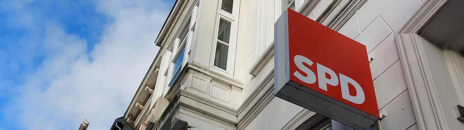 Blick schräg von unten auf das SPD Logo des Max-Brauer-Hauses, die Geschäftsstelle der SPD Altona